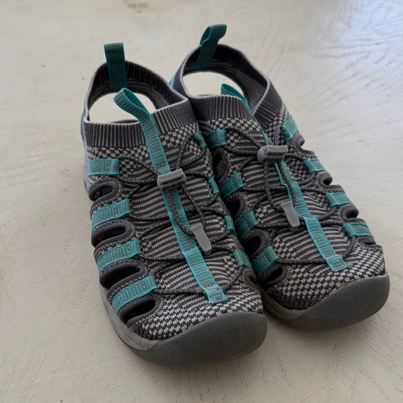 Khombu Shoes - Women’s Khombu Cameron Slip-On Active Waterproof Sandals in Gray and Teal